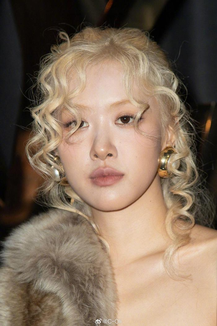 Saint Laurent秀场上的复古名伶朴彩英依旧是黑丝美腿[5]