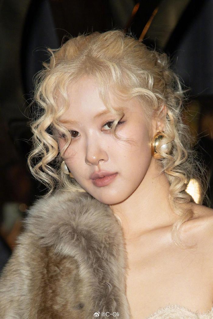 Saint Laurent秀场上的复古名伶朴彩英依旧是黑丝美腿[7]