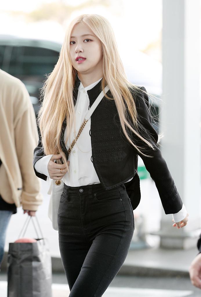 Rose朴彩英启程巴黎时装周 黑色紧身裤穿搭时髦前卫
