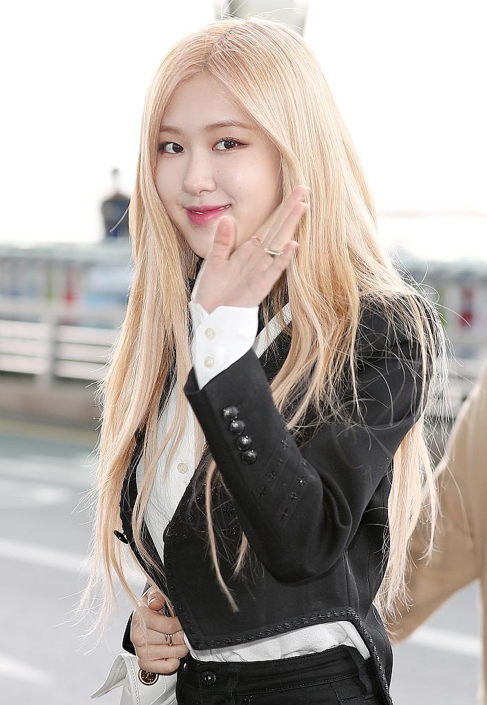 Rose朴彩英启程巴黎时装周 黑色紧身裤穿搭时髦前卫[2]