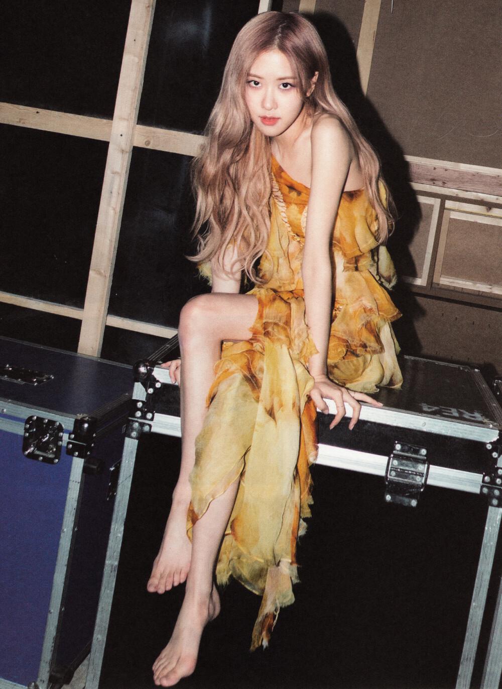 朴彩英坐姿优雅显大长腿[5]