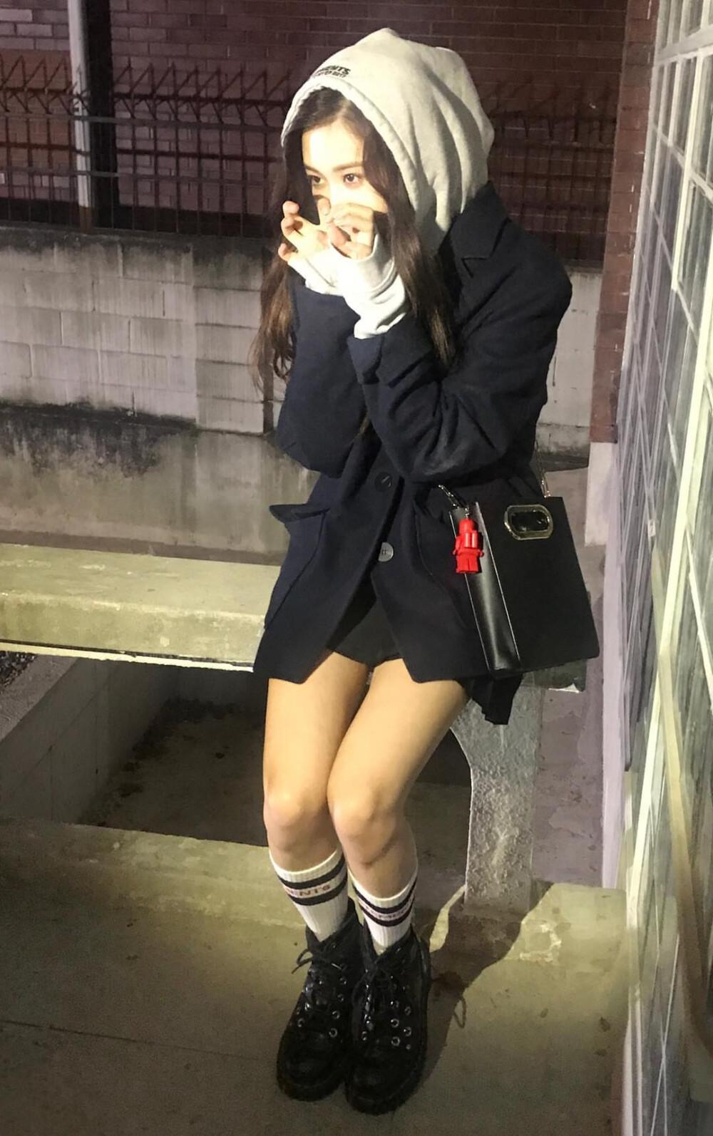 朴彩英坐姿优雅显大长腿[10]