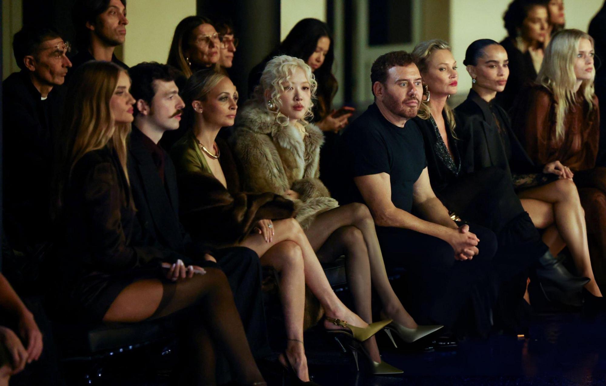 朴彩英巴黎时装周看秀，黑丝大长腿辣妹[6]