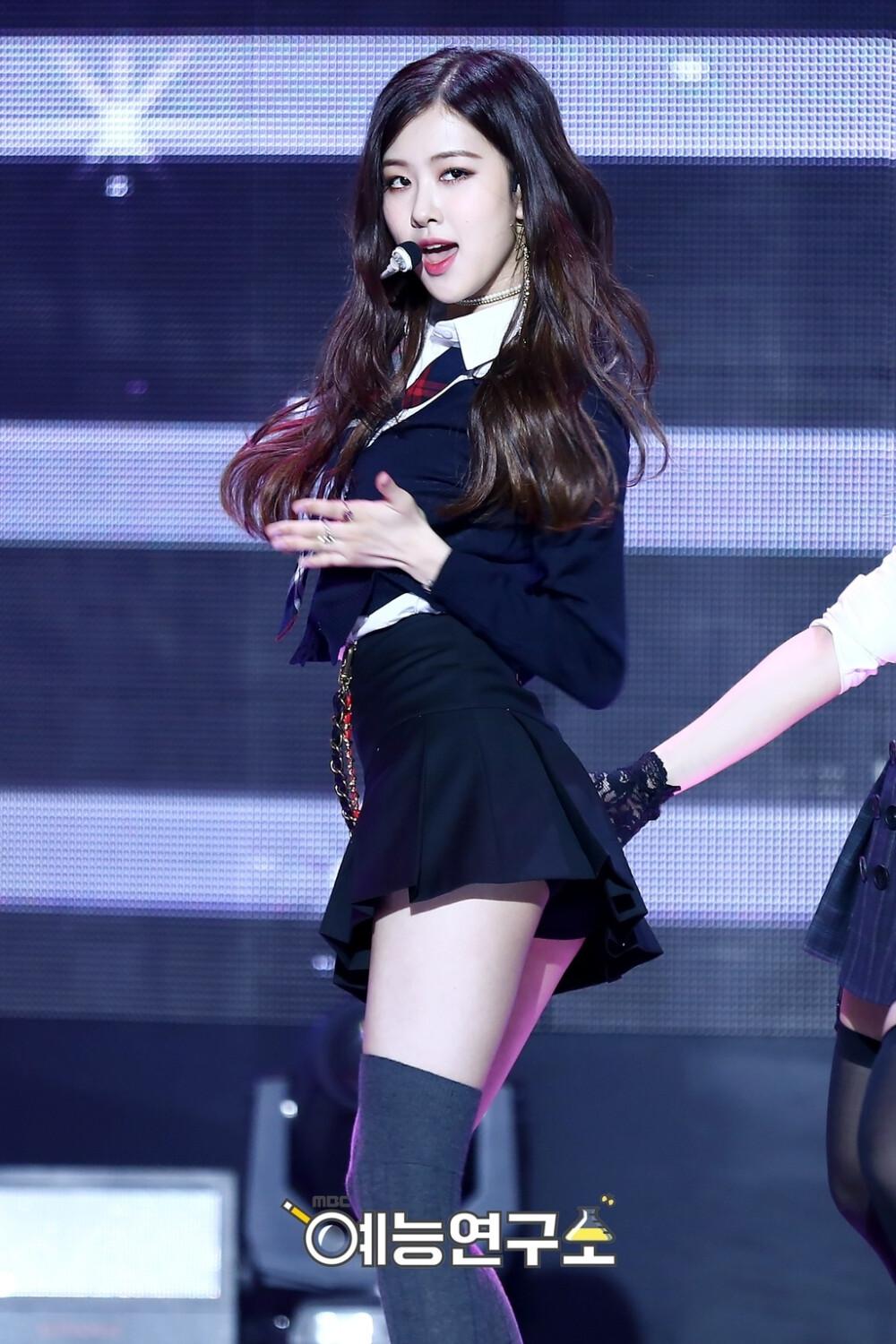 朴彩英灰色短袜舞台尽显美腿