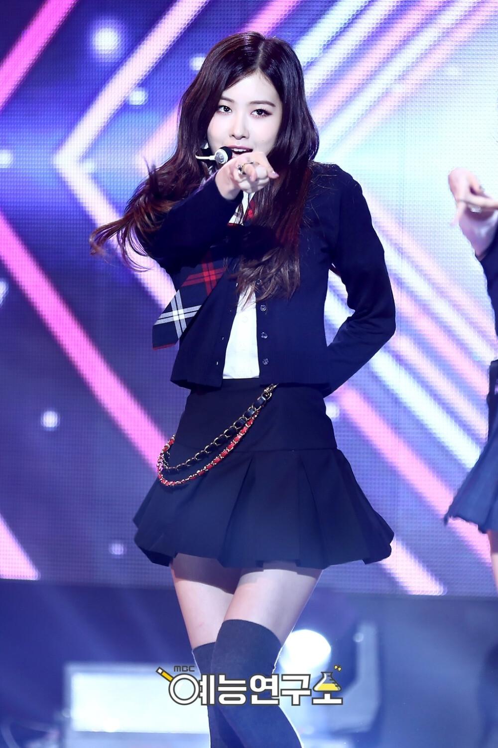 朴彩英灰色短袜舞台尽显美腿[4]