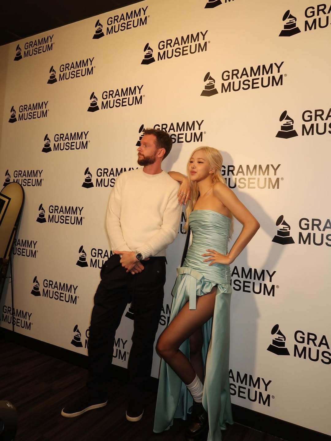 Rose朴彩英格莱美博物馆分叉蓝色长裙显大美腿[8]