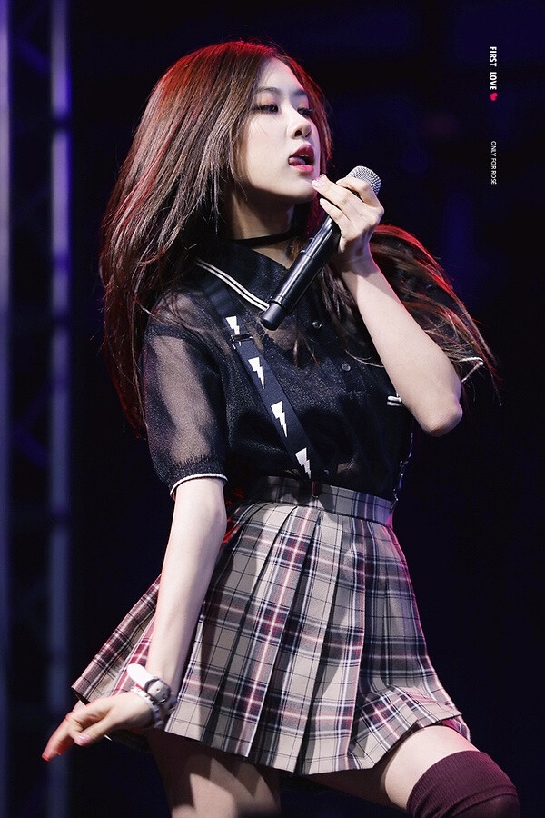 朴彩英美腿舞台热舞活力十足[7]