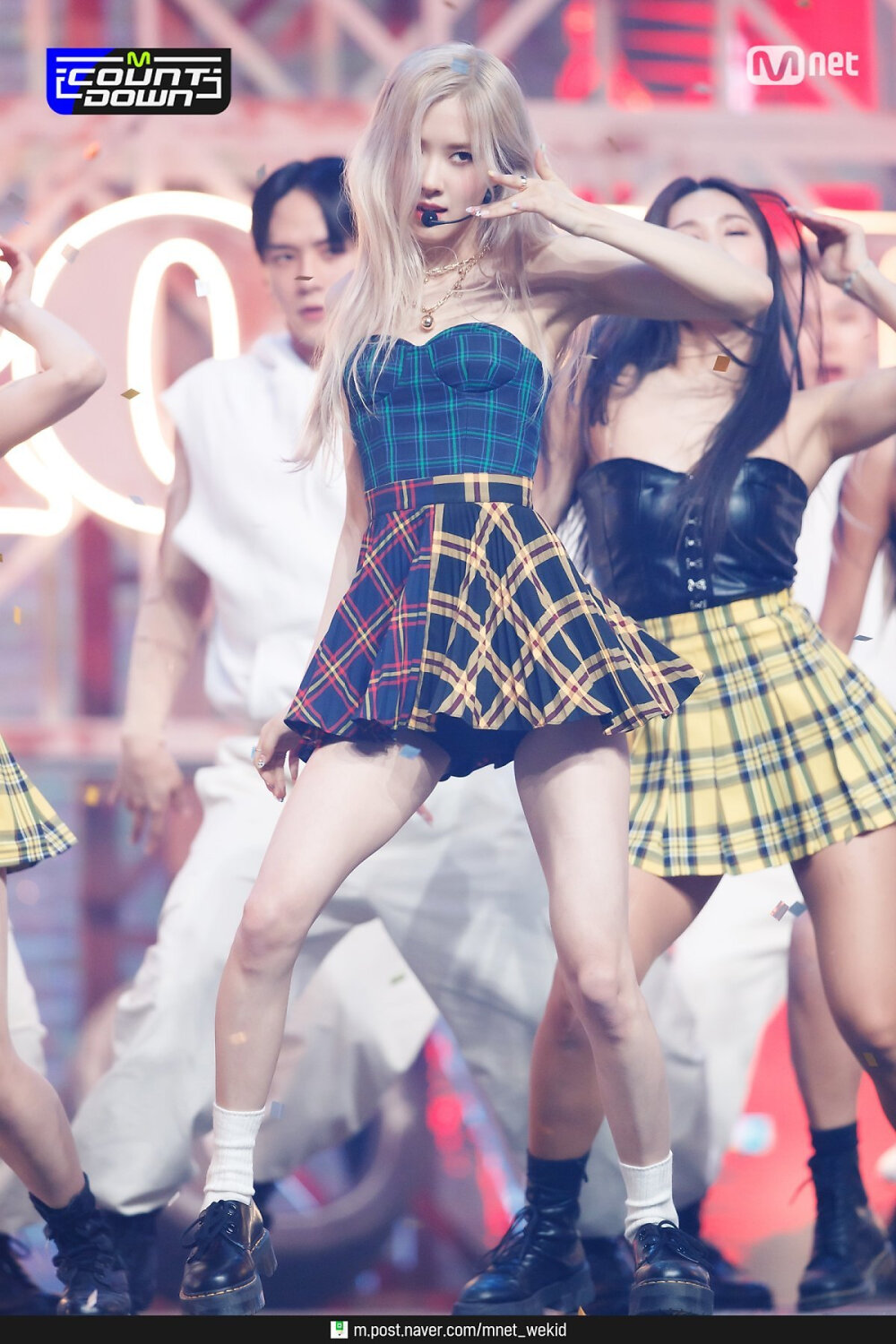 朴彩英身穿格子超短裙大长腿白色短袜现场热舞[2]