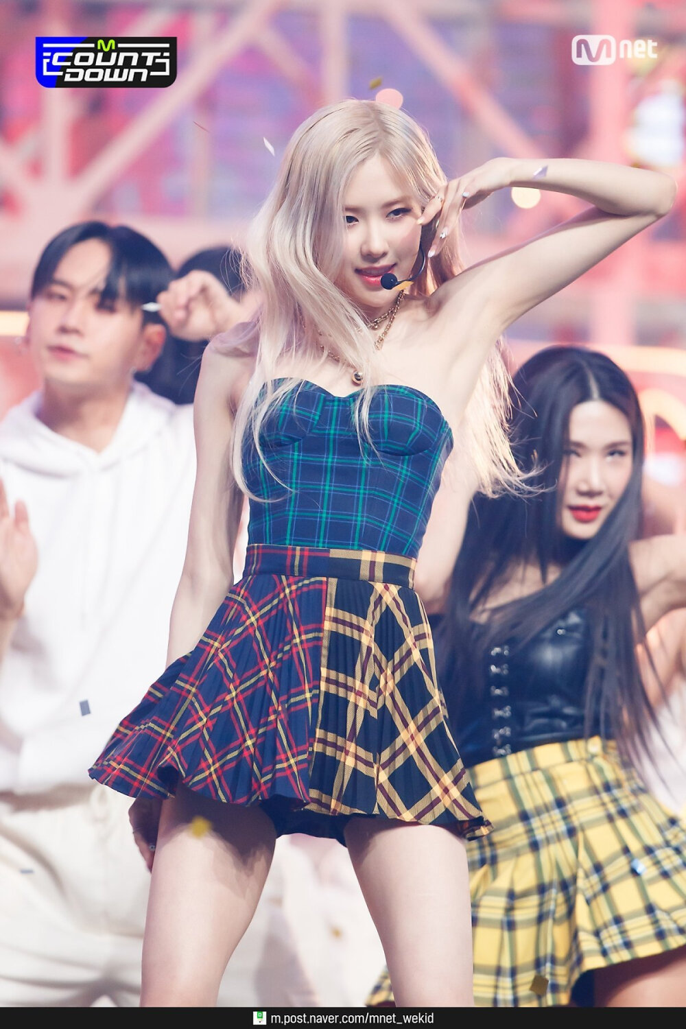 朴彩英身穿格子超短裙大长腿白色短袜现场热舞[10]