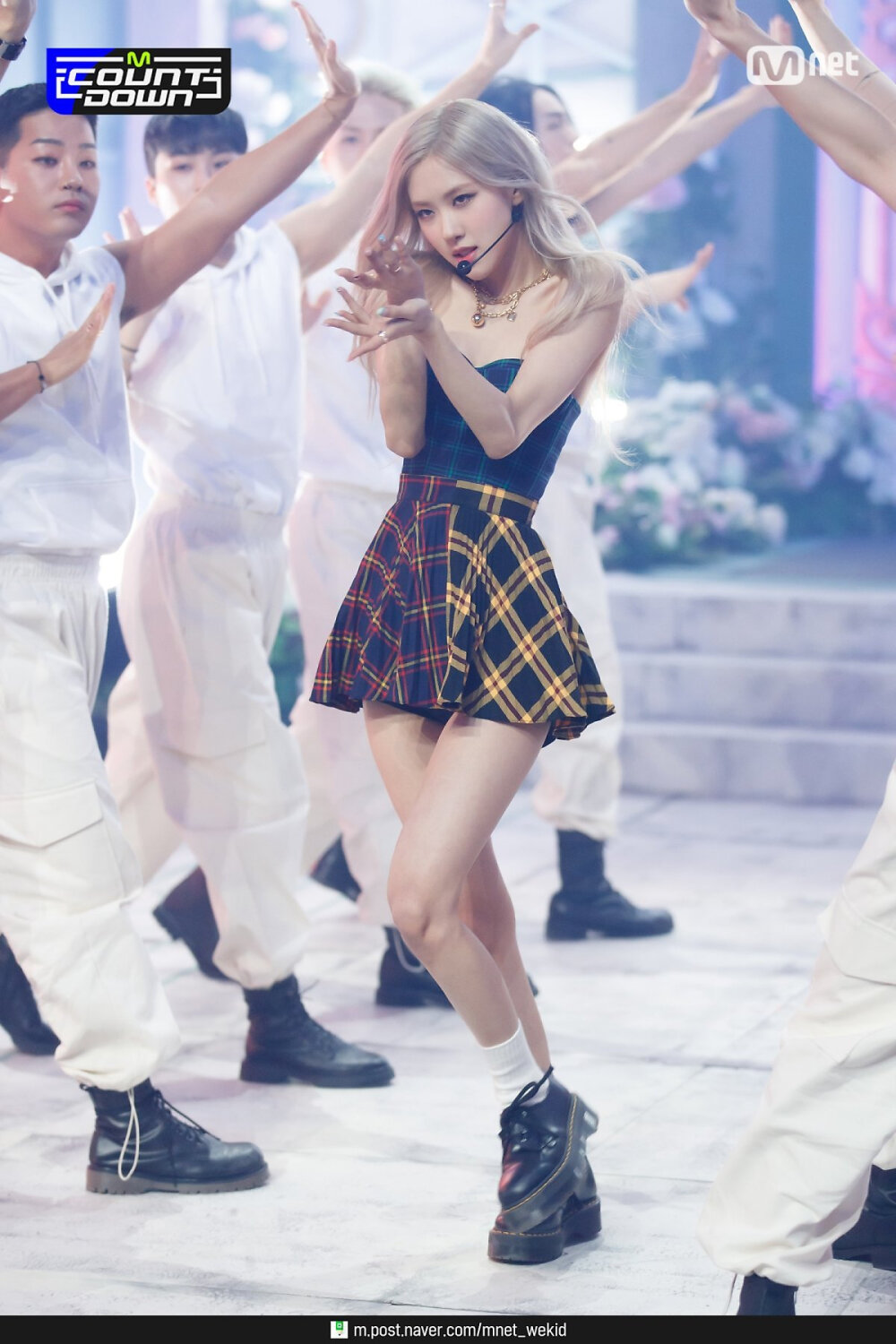 朴彩英身穿格子超短裙大长腿白色短袜现场热舞[11]