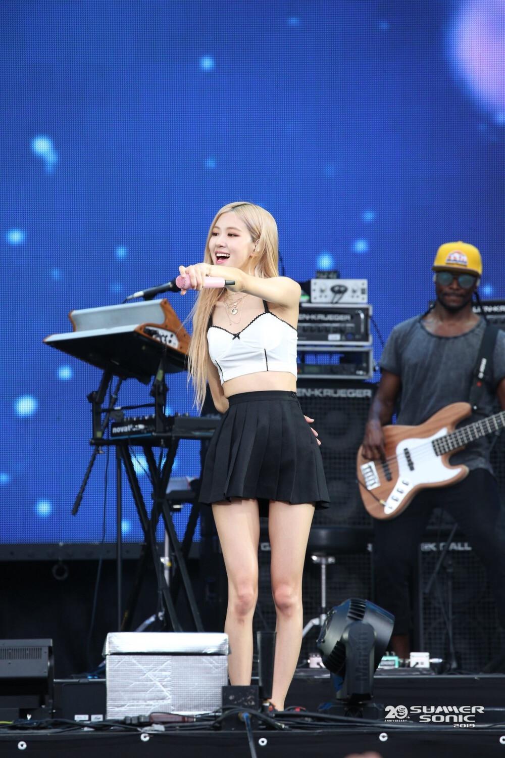 朴彩英身穿黑色超短裙显笔直大长腿[7]