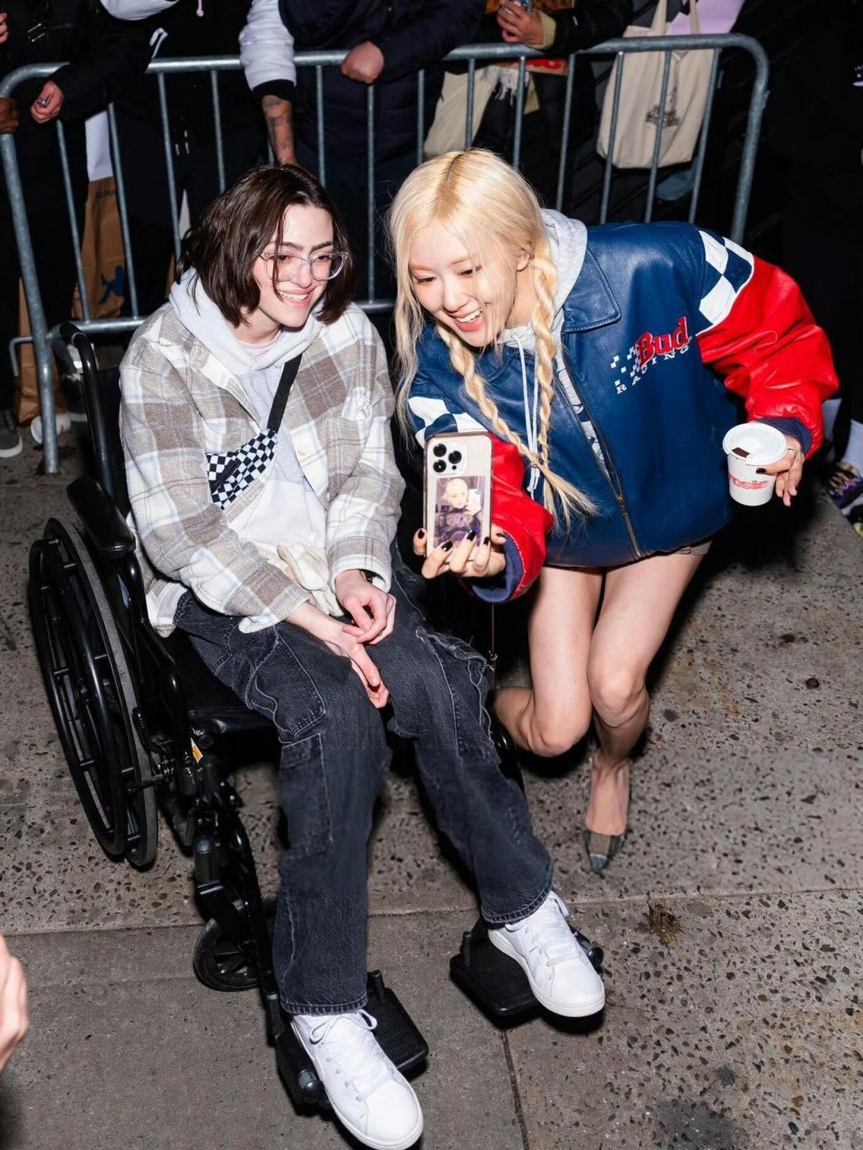 Rose朴彩英棒球衫配高跟鞋纽约新专辑快闪店[4]