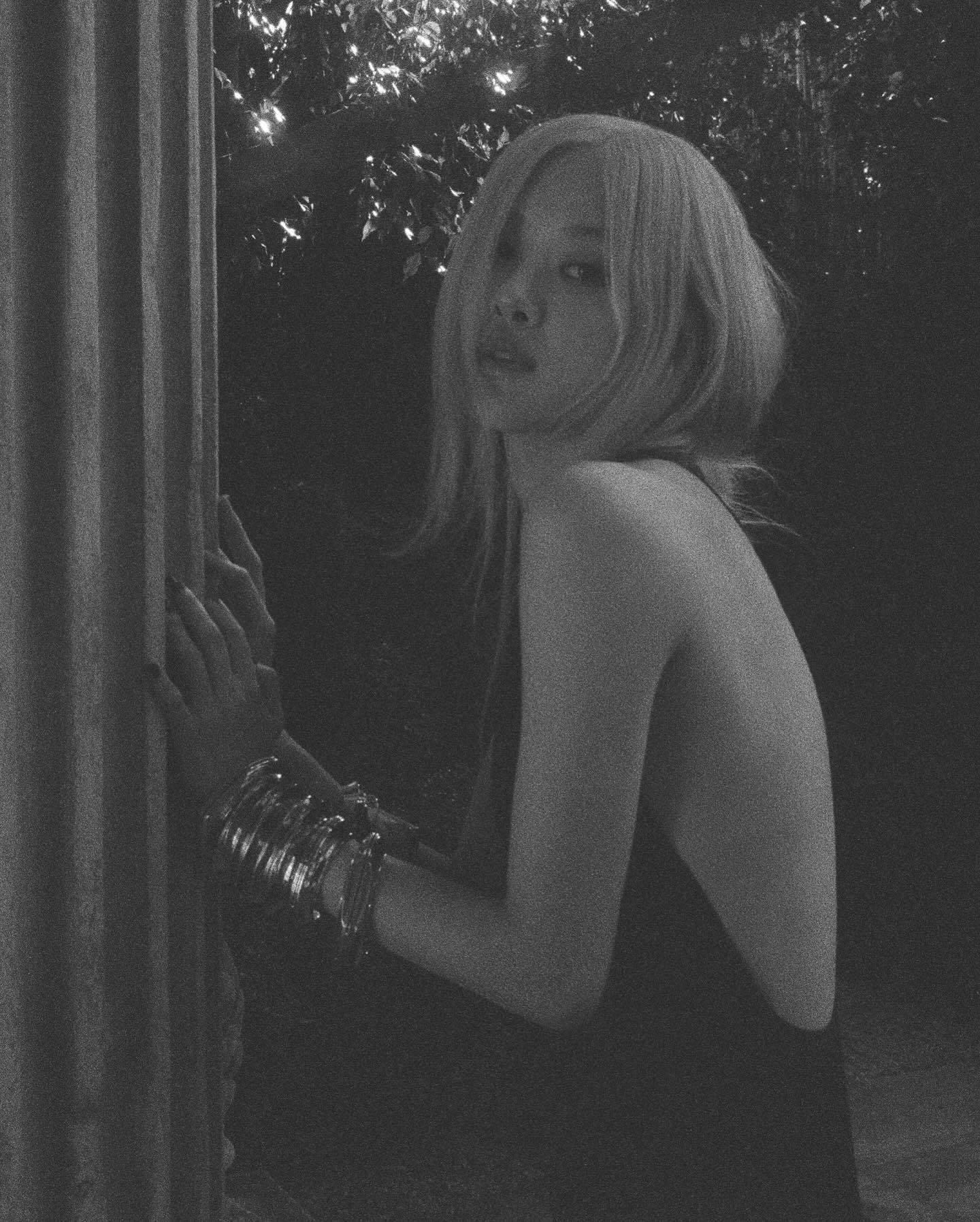 朴彩英黑丝大长腿竹椅写真[6]