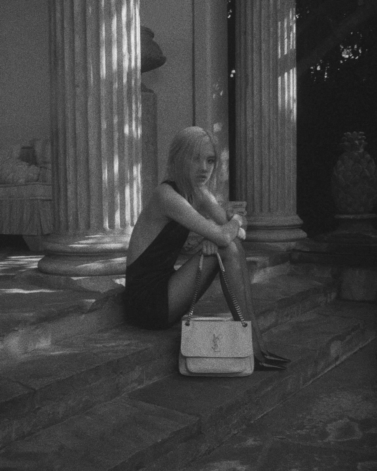 朴彩英黑丝大长腿竹椅写真[7]