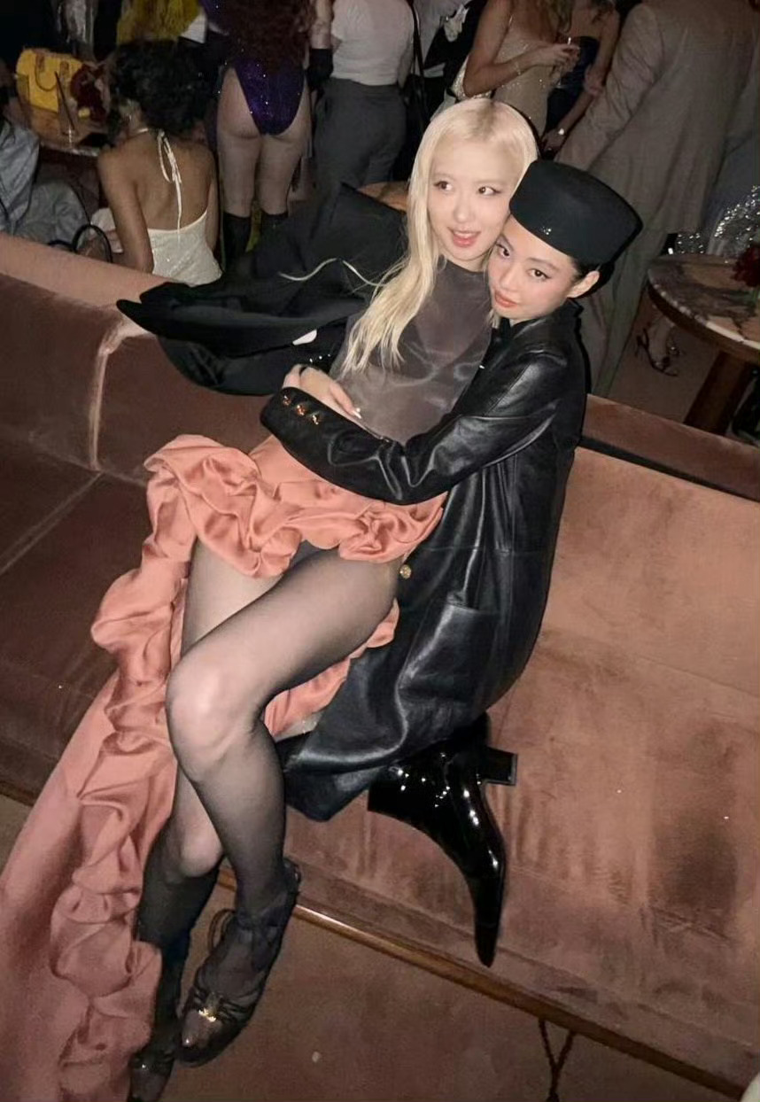 朴彩英黑丝大长腿饭拍太迷人了[4]