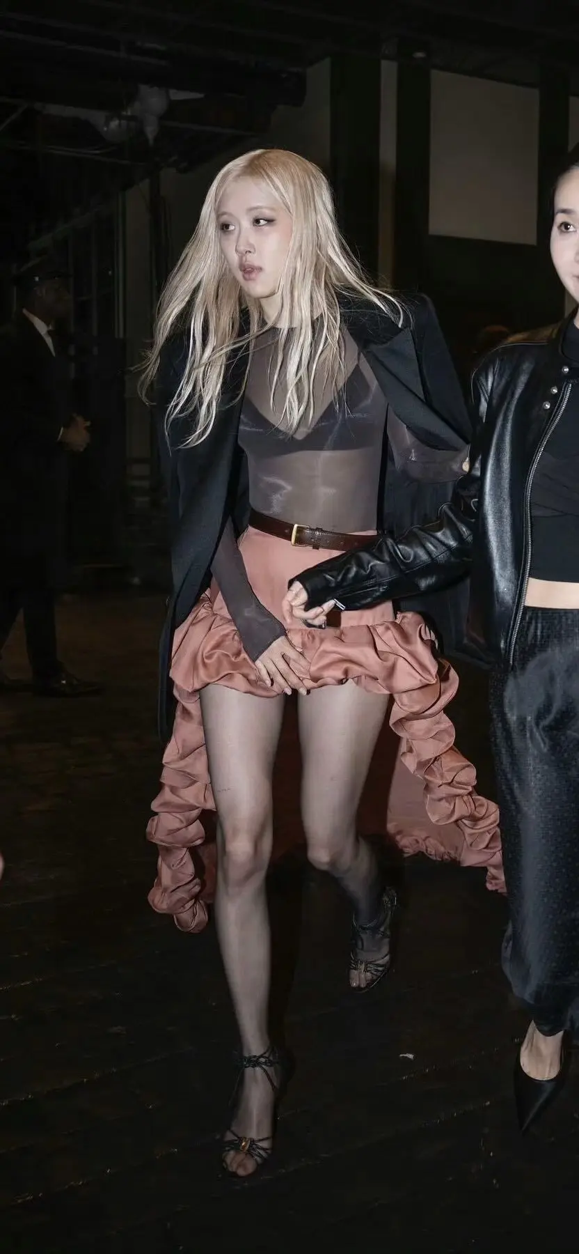 朴彩英黑丝大长腿饭拍太迷人了[14]