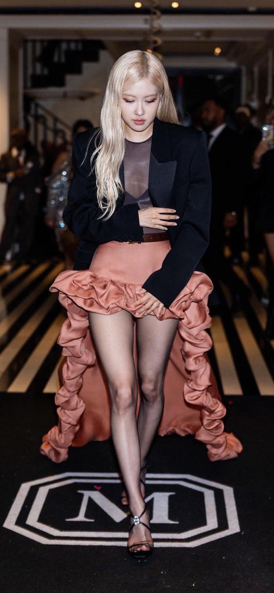 朴彩英黑丝大长腿饭拍太迷人了[15]