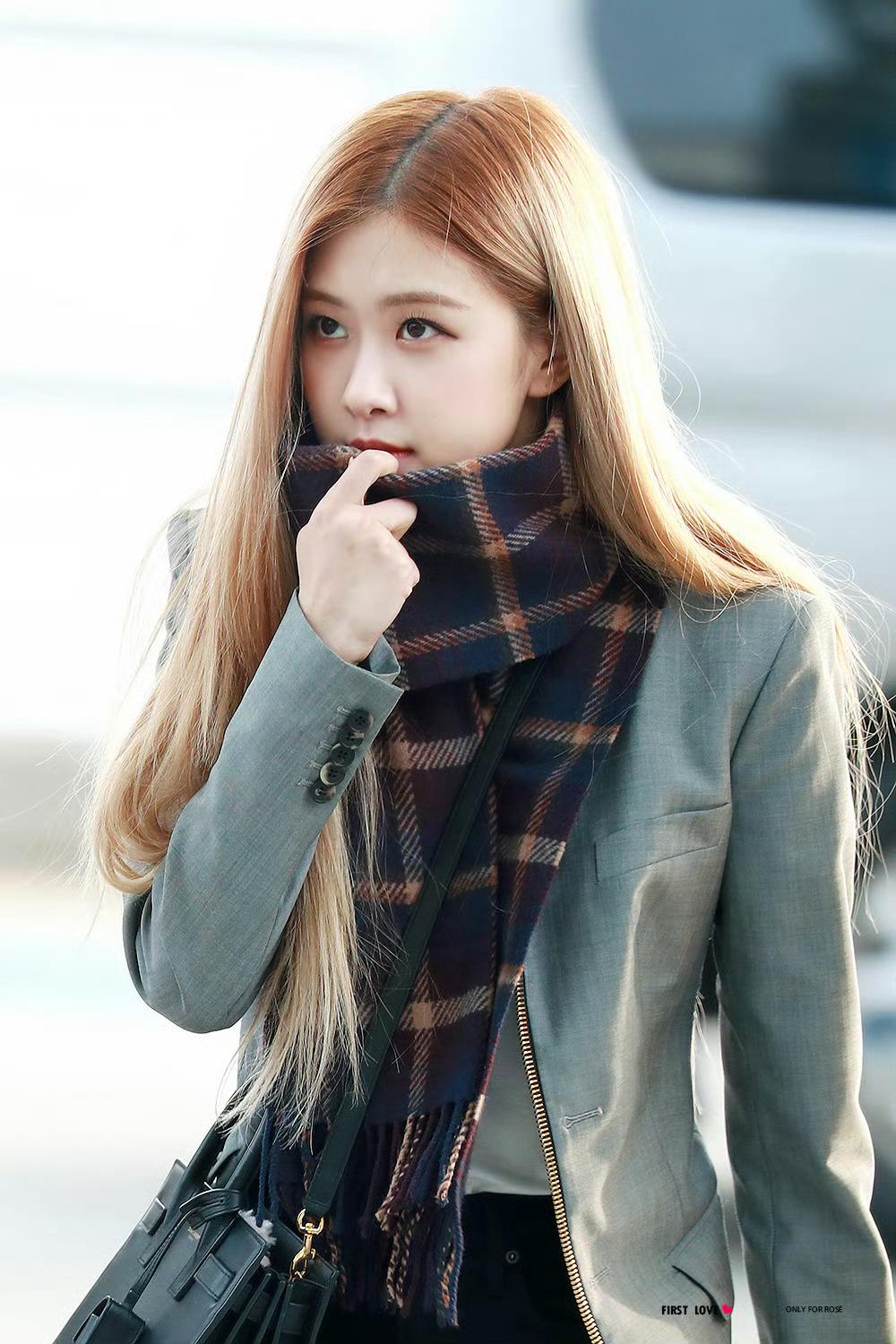 Rose朴彩英穿黑色紧身裤仁川机场出境[4]