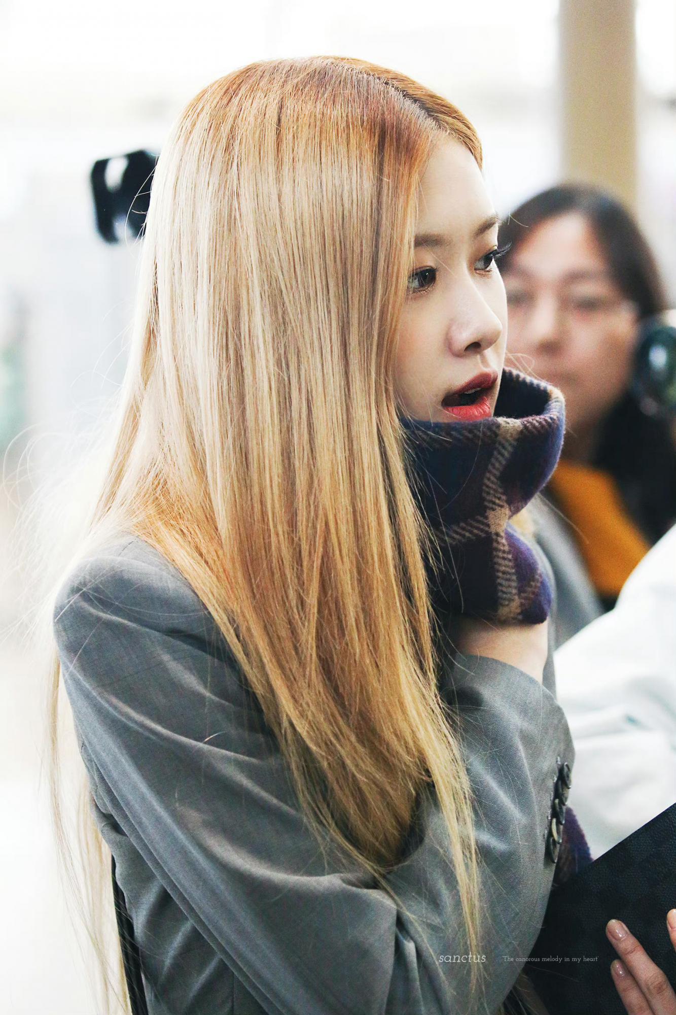 Rose朴彩英穿黑色紧身裤仁川机场出境[7]