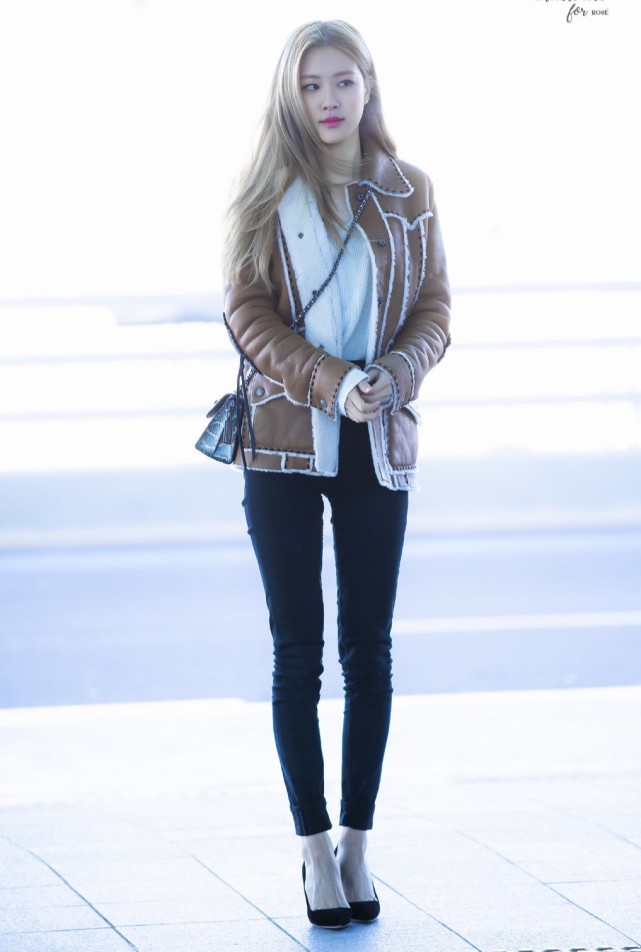 Rose朴彩英穿黑色紧身裤仁川机场出境[10]