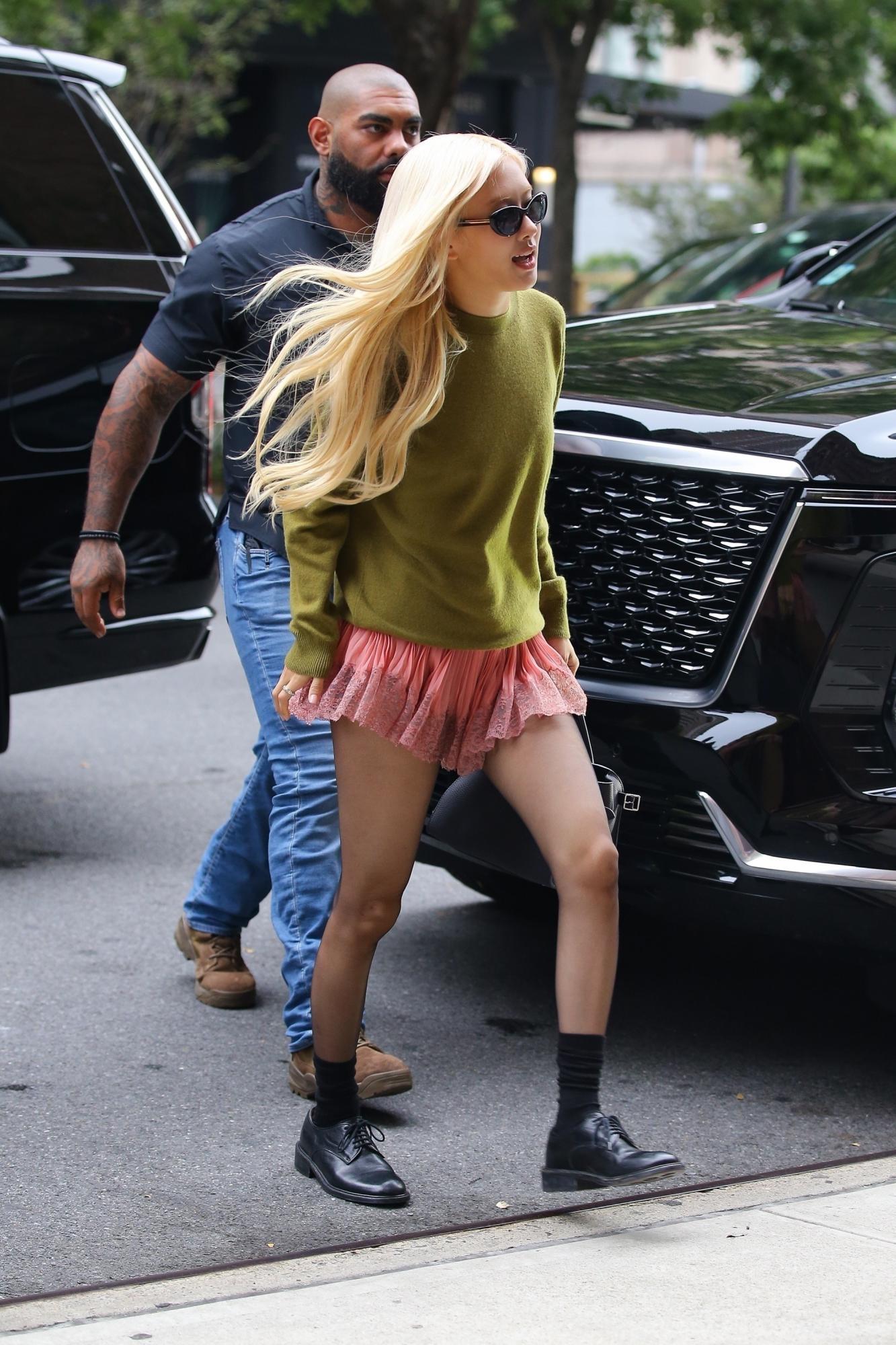 Rose朴彩英纽约营业街拍,蕾丝黑丝短裙又甜又辣[10]