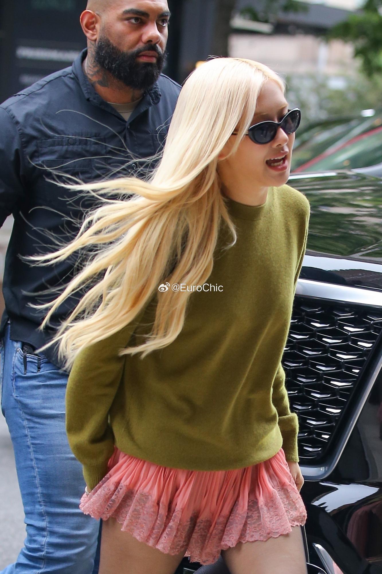 Rose朴彩英纽约营业街拍,蕾丝黑丝短裙又甜又辣[13]