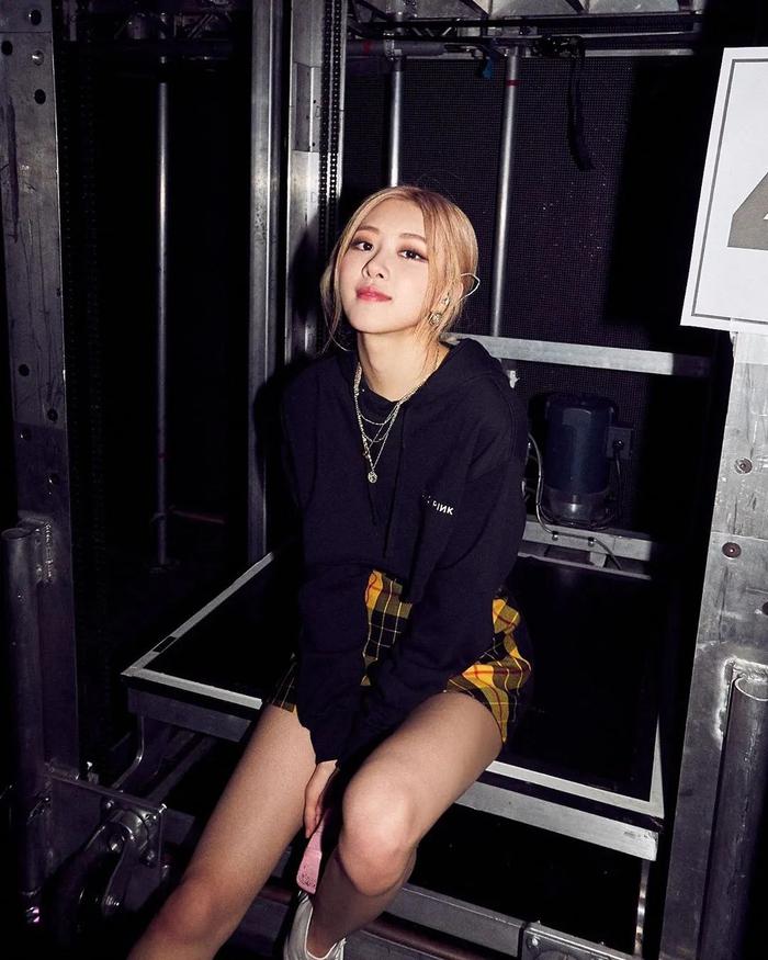 Rose朴彩英黑丝大长美腿街拍锦集[5]