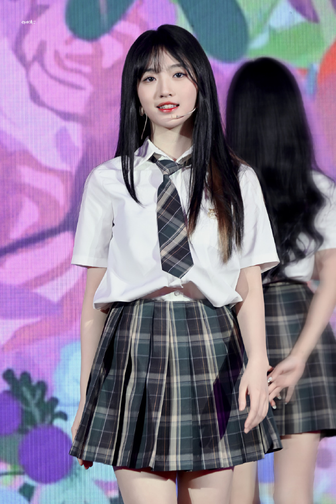 费沁源白色短袜美腿舞台热舞[3]