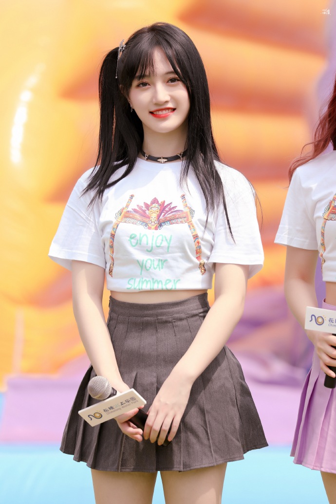 费沁源白色短袜美腿舞台热舞[5]