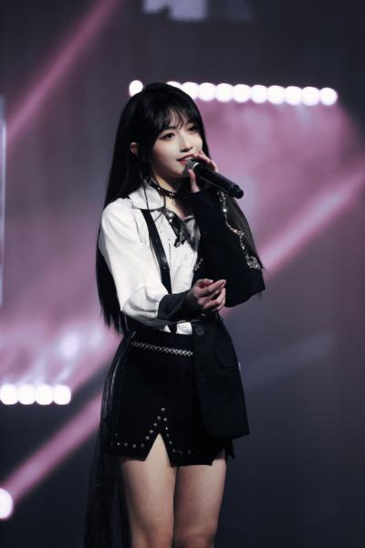 费沁源白色短袜美腿舞台热舞