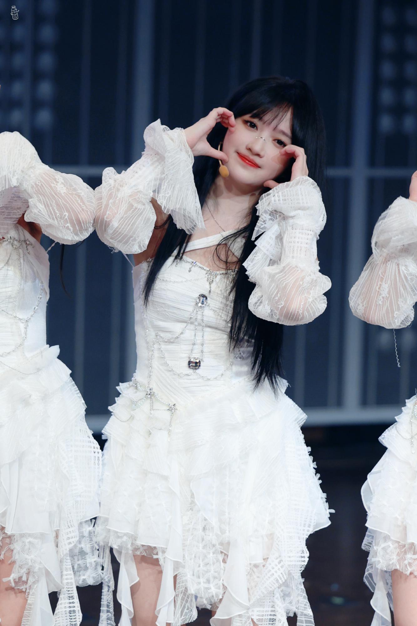 费沁源阿尔法之芯公演职业装下全是大美腿[4]