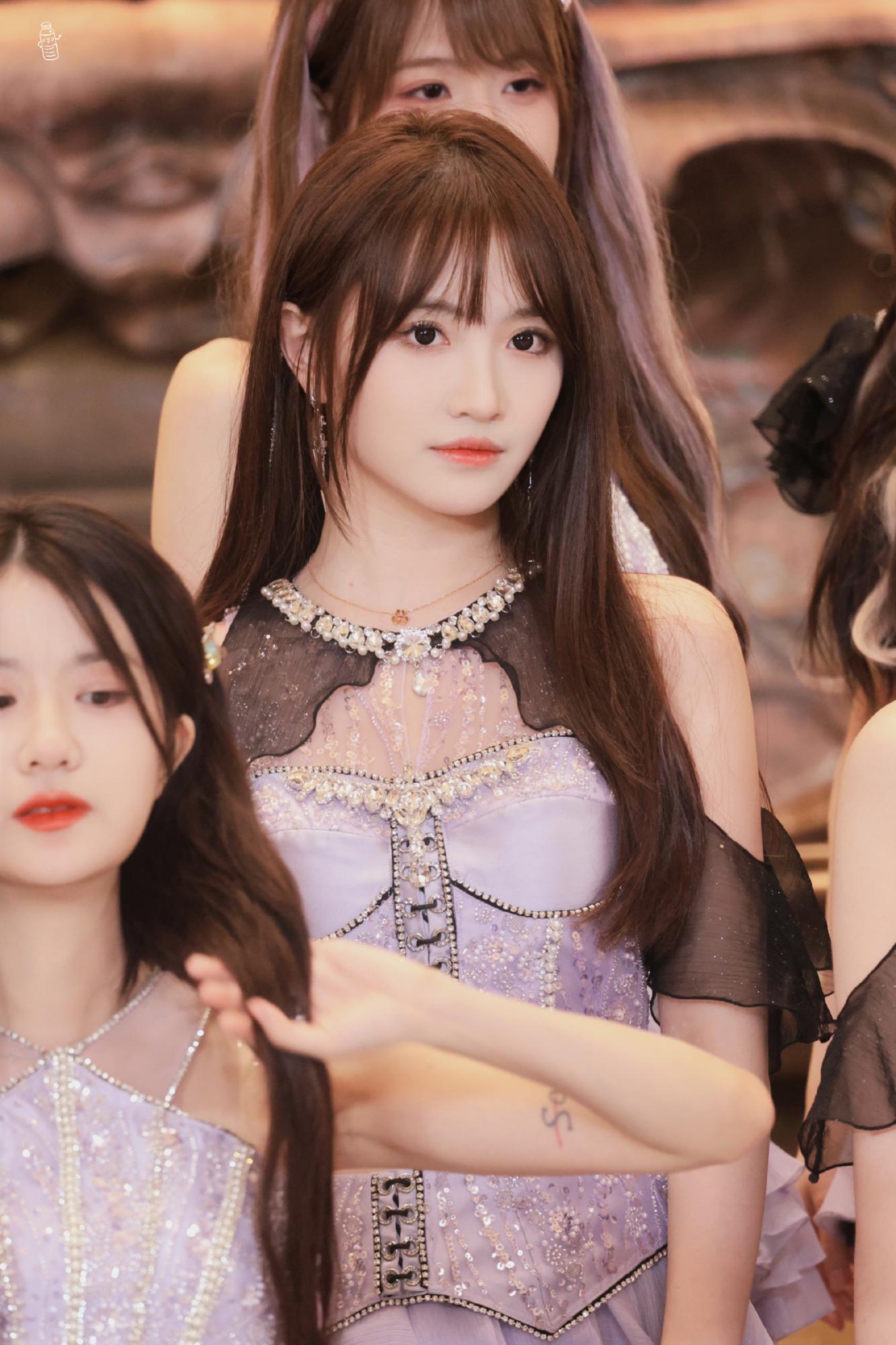 费沁源除了春天爱情和樱花紫色裙美丽动人[6]