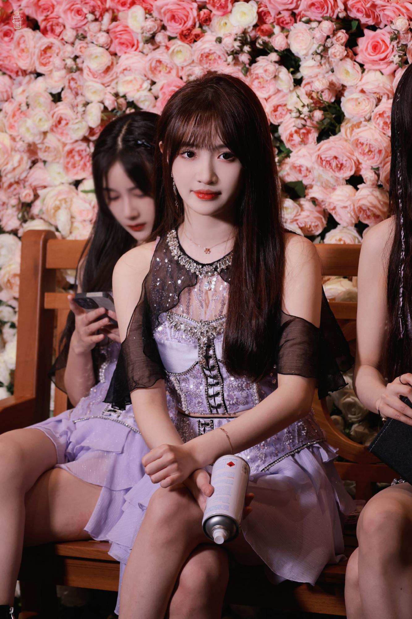 费沁源除了春天爱情和樱花紫色裙美丽动人[8]