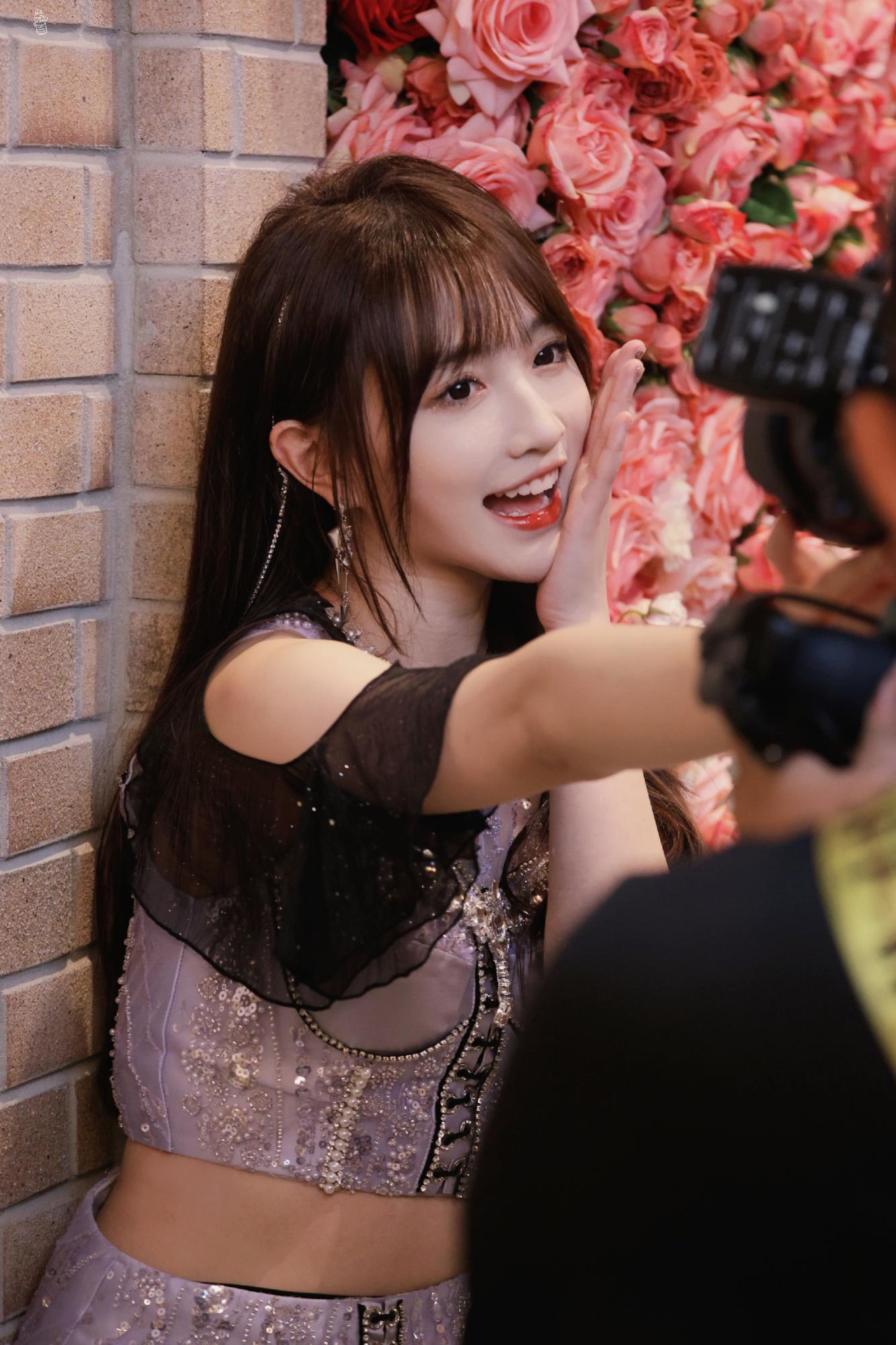 费沁源除了春天爱情和樱花紫色裙美丽动人[9]