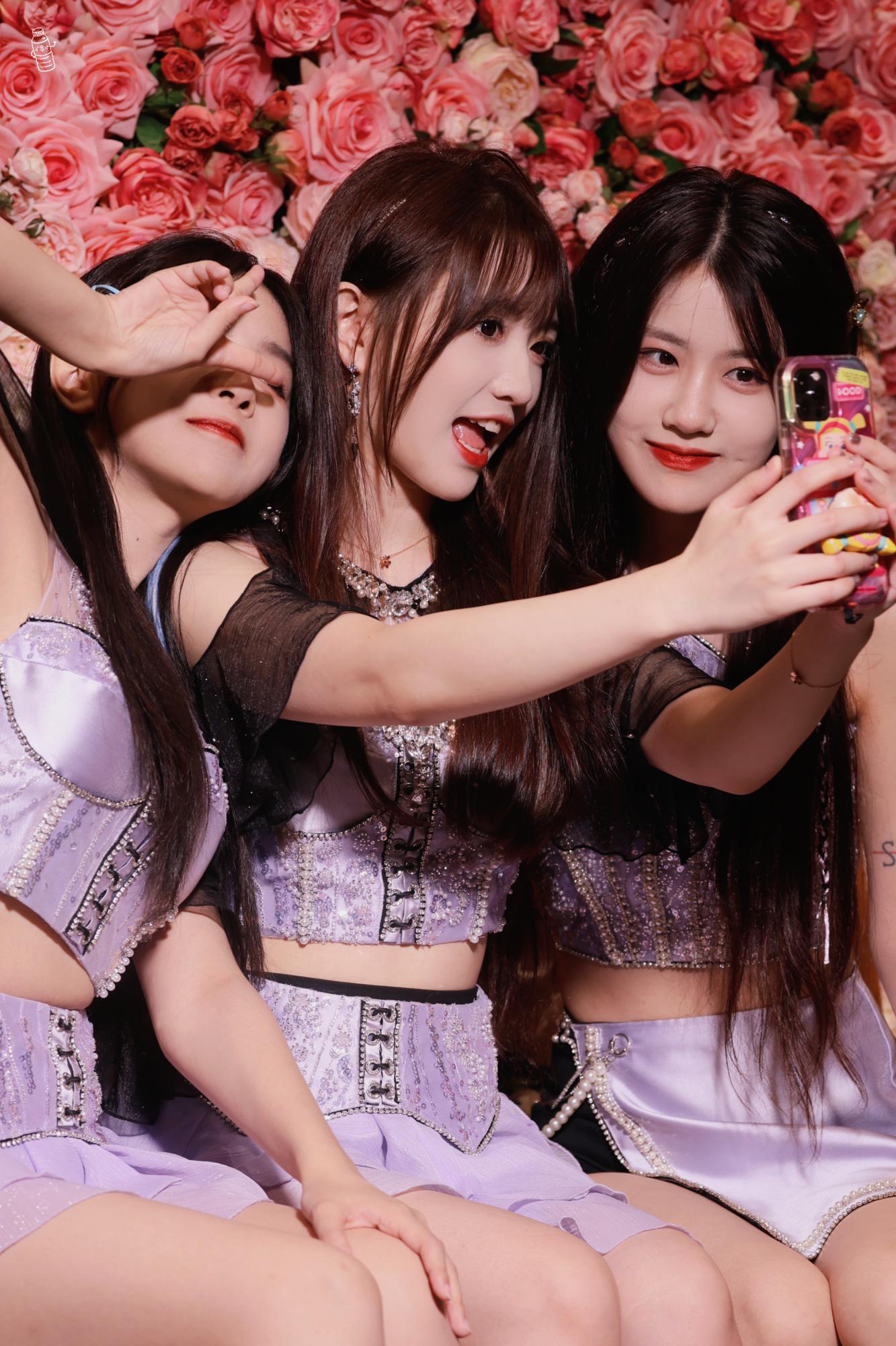 费沁源除了春天爱情和樱花紫色裙美丽动人[11]