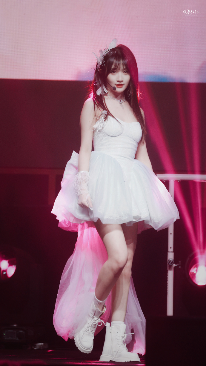 费沁源白色礼服美丽圣洁[2]