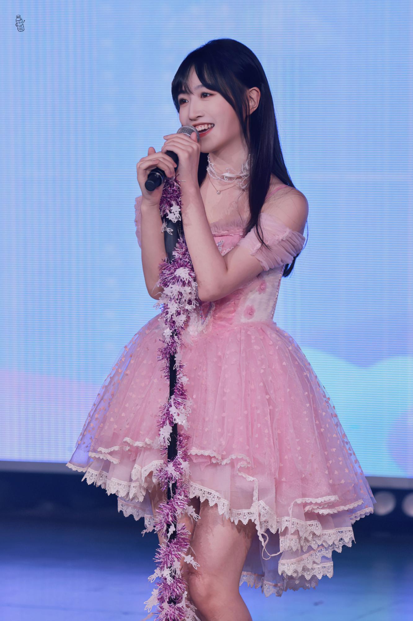 费沁源粉红色中报展演超可爱