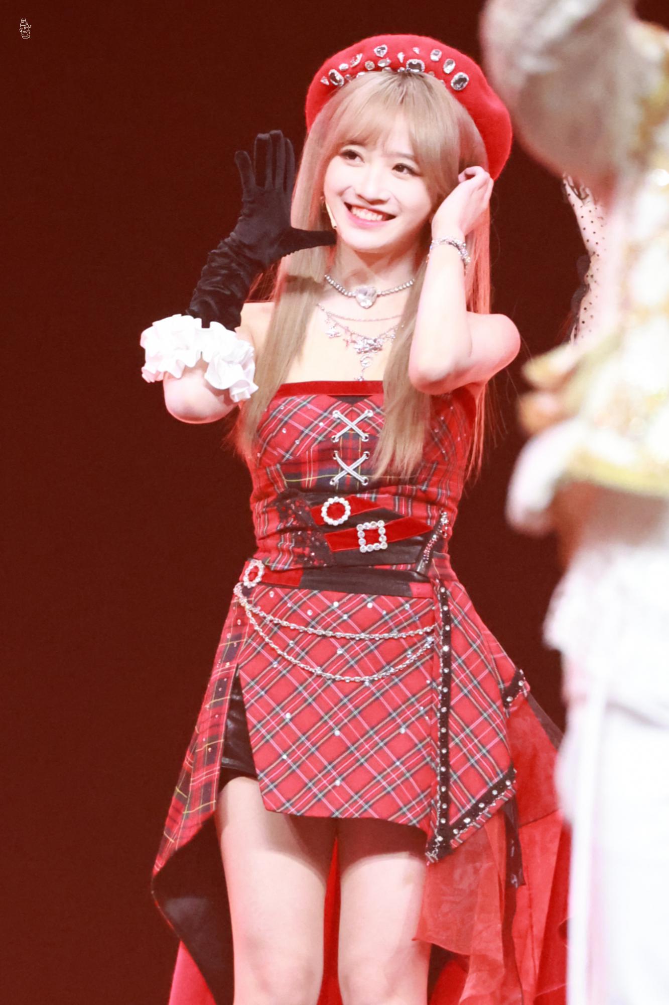 费沁源红色抹胸短裙美腿可爱美丽[2]