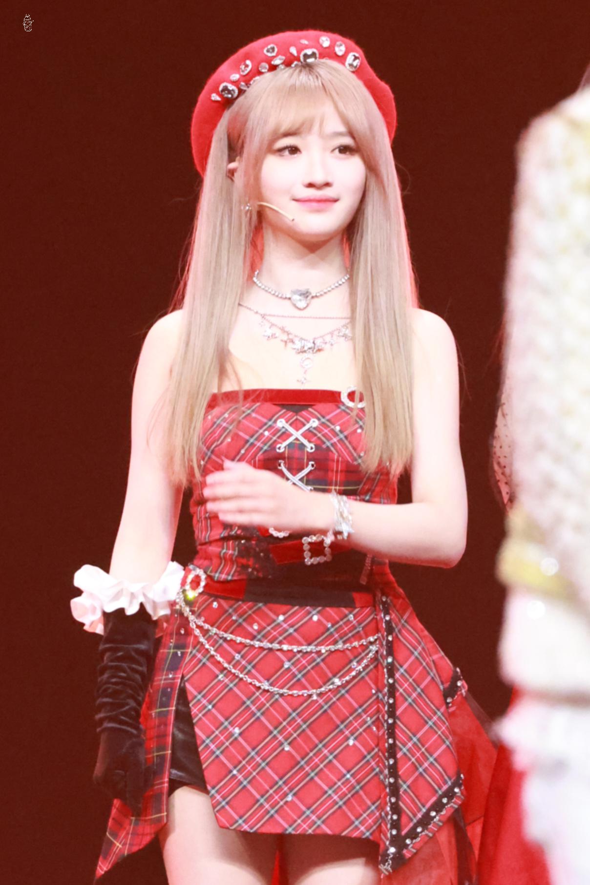 费沁源红色抹胸短裙美腿可爱美丽[5]