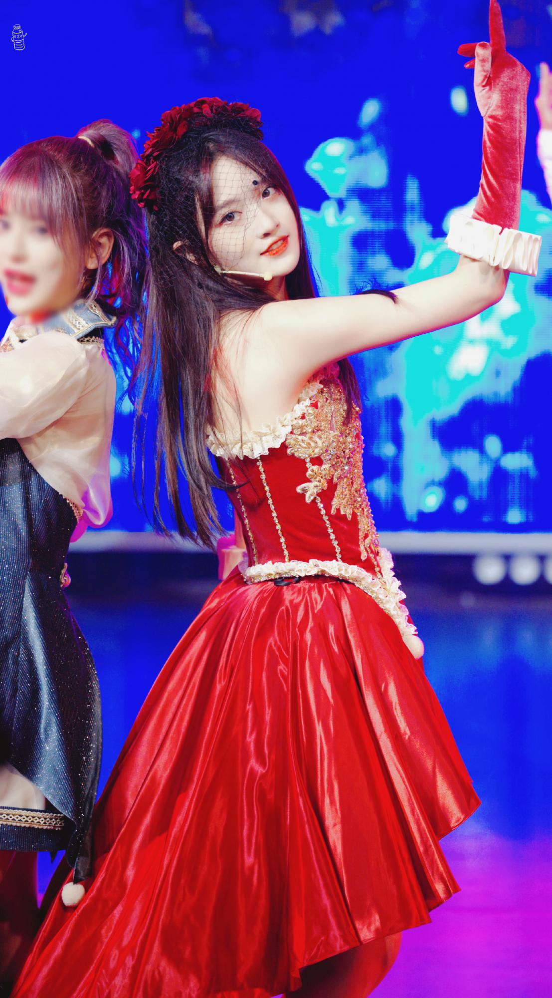 费沁源终极任务《骑士》红色公主裙美腿高跟[5]