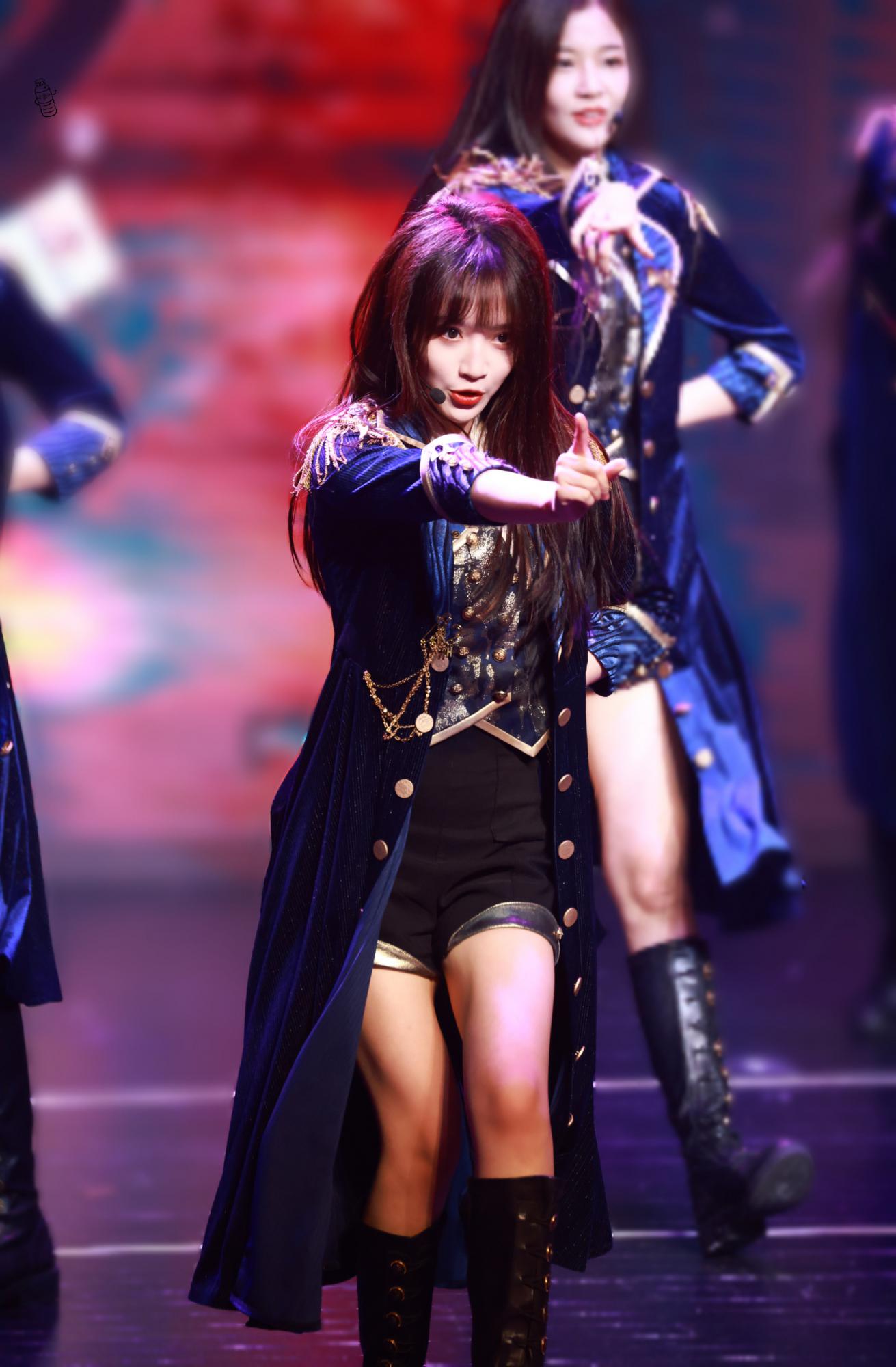 费沁源重庆黑色长靴美腿舞台热舞[2]