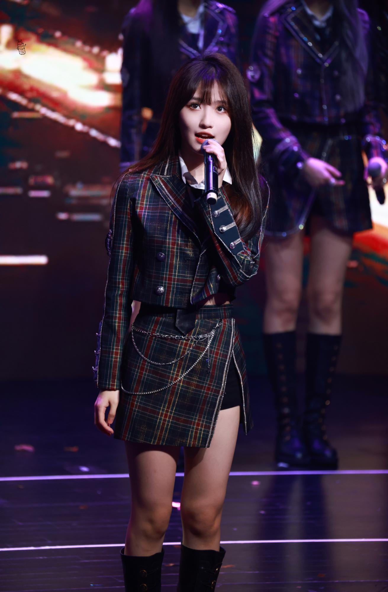 费沁源重庆黑色长靴美腿舞台热舞[8]