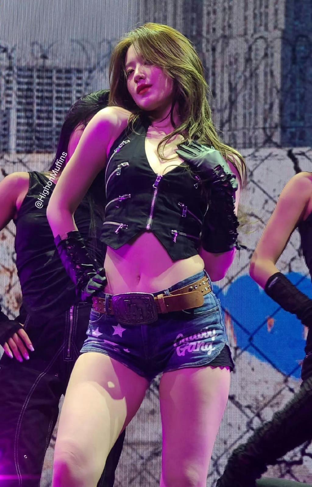 叶舒华超短牛仔裤白嫩美腿舞台辣妹热舞[2]