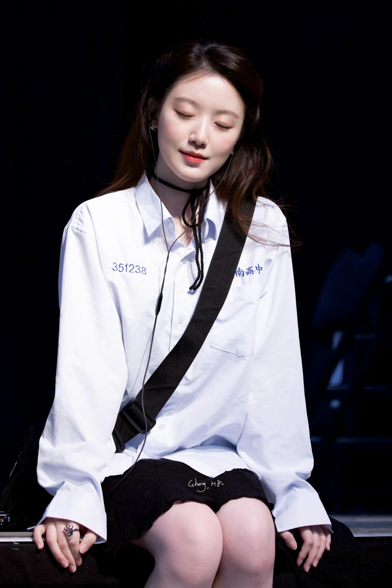 叶舒华白色校服黑色短裙在听什么[4]