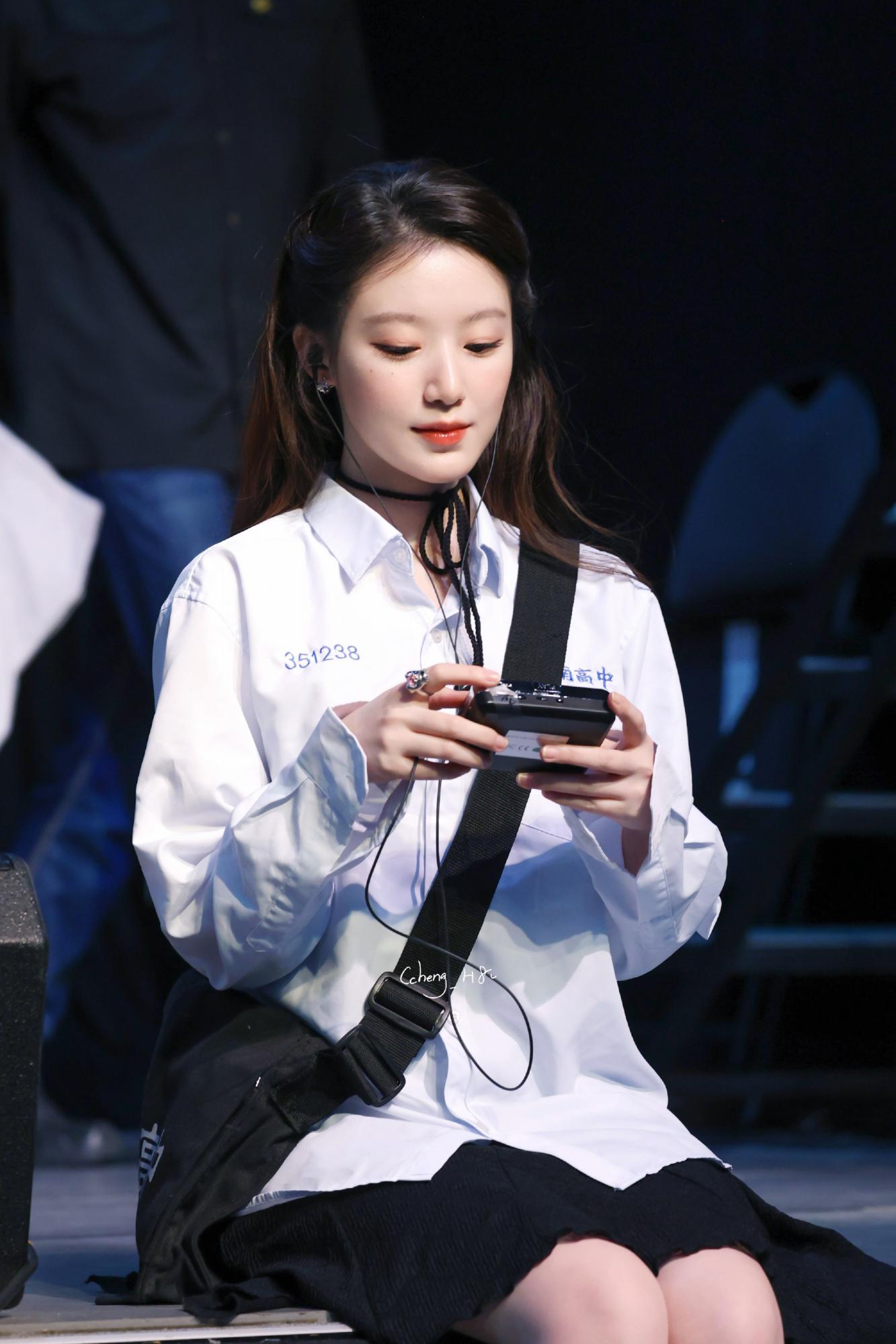 叶舒华白色校服黑色短裙在听什么[6]