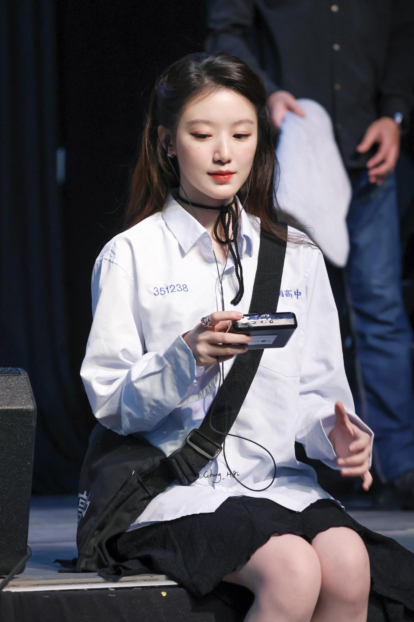 叶舒华白色校服黑色短裙在听什么[8]