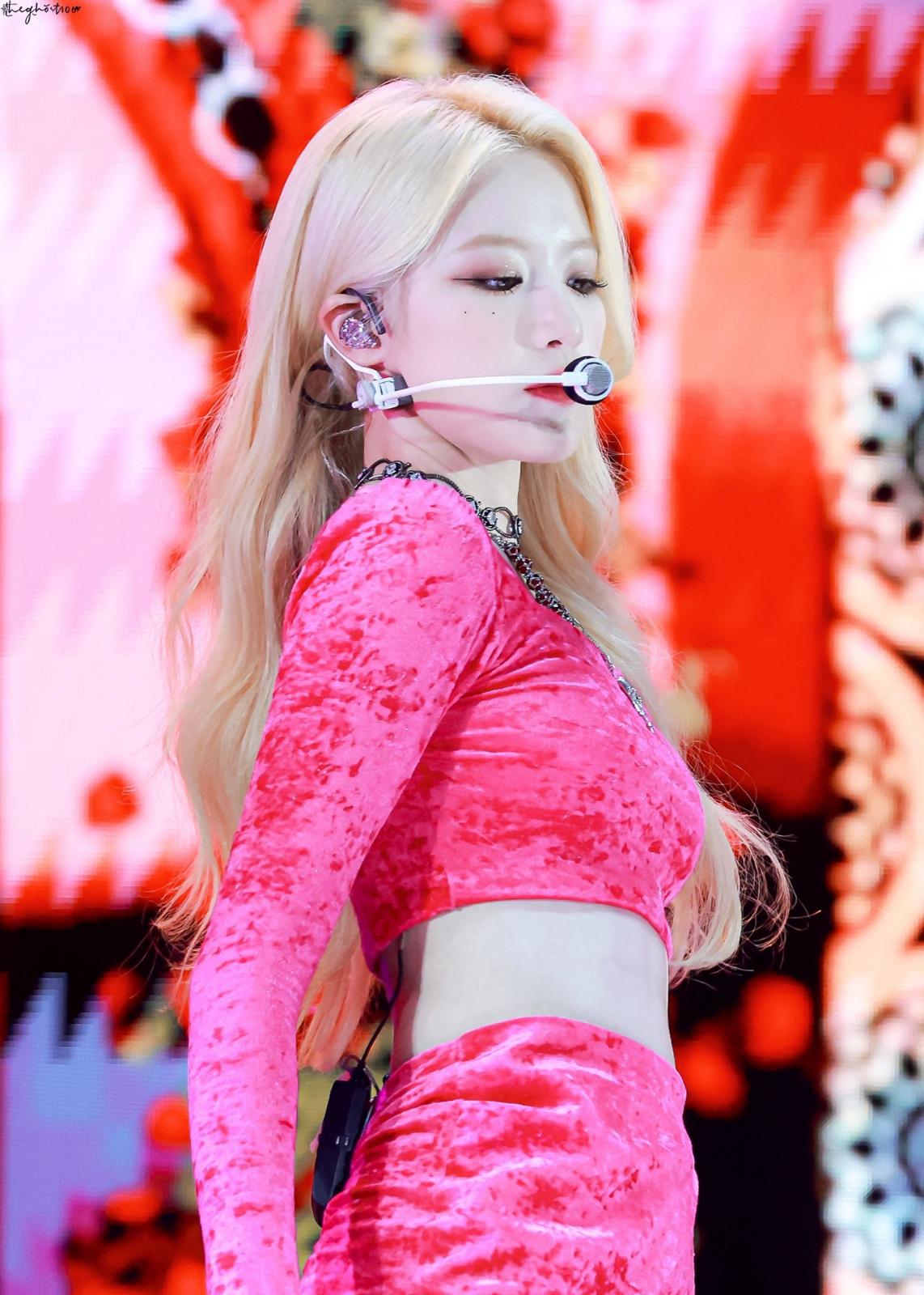 叶舒华穿红色紧身短裙舞台热舞美腿尽显[6]