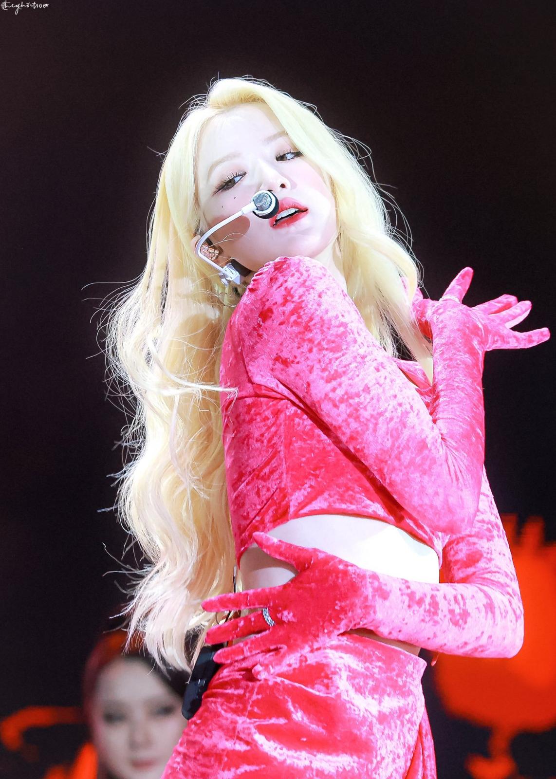 叶舒华穿红色紧身短裙舞台热舞美腿尽显[7]