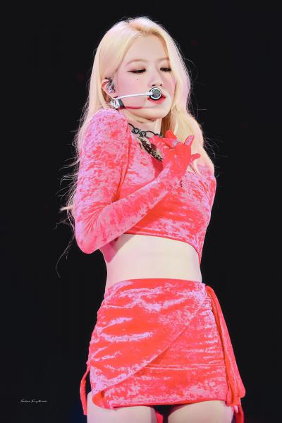 叶舒华穿红色紧身短裙舞台热舞美腿尽显2