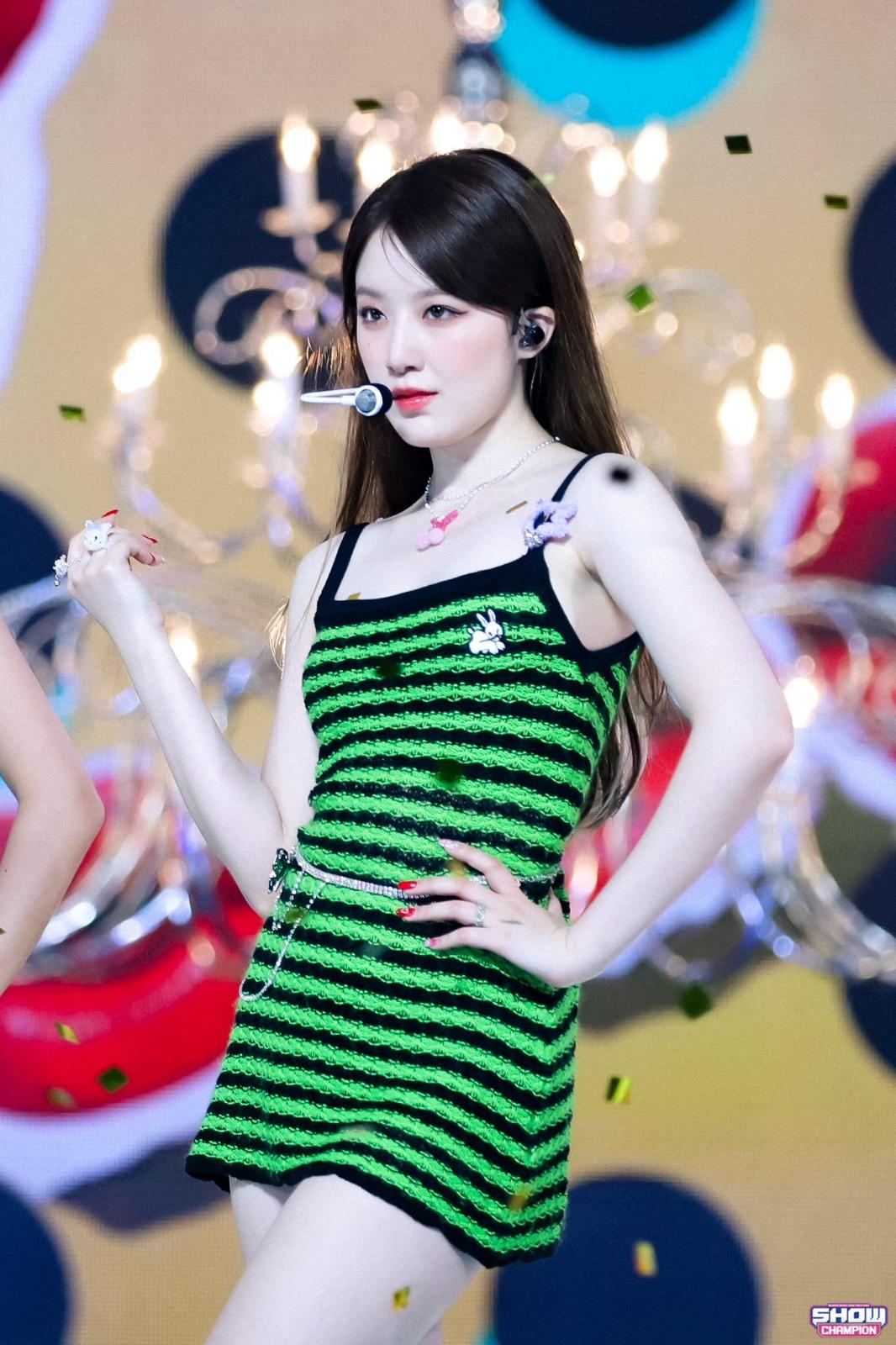 叶舒华穿绿色条纹连衣短裙舞台热舞[7]